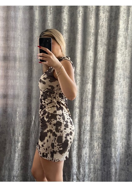 Bej Batik Desen Yan Büzgülü Elbise modelleri