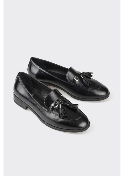 Kadın Günlük Ayakkabı Deri Malzemeden Yapılmış Şık Siyah Loafer Modeli fiyatları