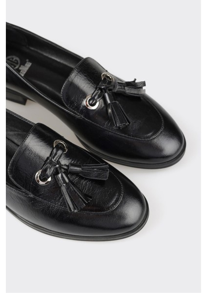 Kadın Günlük Ayakkabı Deri Malzemeden Yapılmış Şık Siyah Loafer Modeli indirimleri