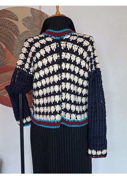 El Örgüsü Tığ Örgüsü Lacivert Beyaz Kazayağı Desenli Mevsimlik Hırka