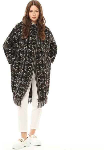 Kadın Kilim Desenli Kapüşonlu Çıtçıt Detaylı Oversize Şık Tasarımlı Kalın Panço
