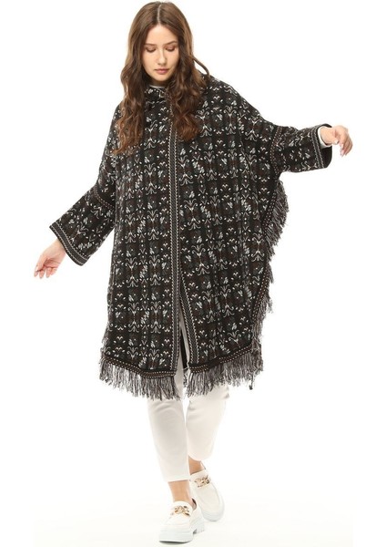 Kadın Kilim Desenli Kapüşonlu Çıtçıt Detaylı Oversize Şık Tasarımlı Kalın Panço