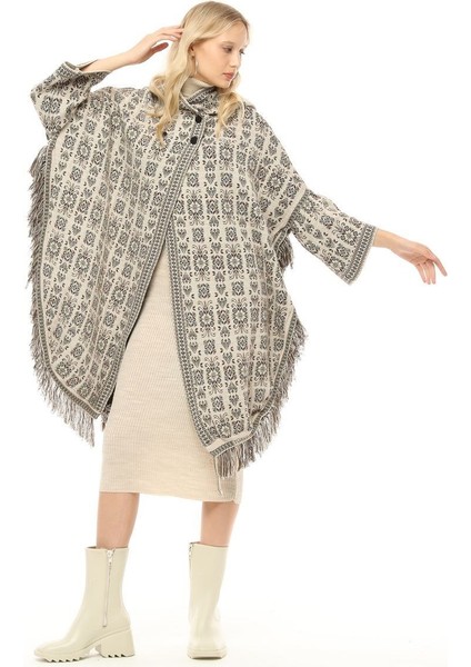 Kadın Kilim Desenli Kapüşonlu Çıtçıt Detaylı Oversize Şık Tasarımlı Kalın Panço fiyatları