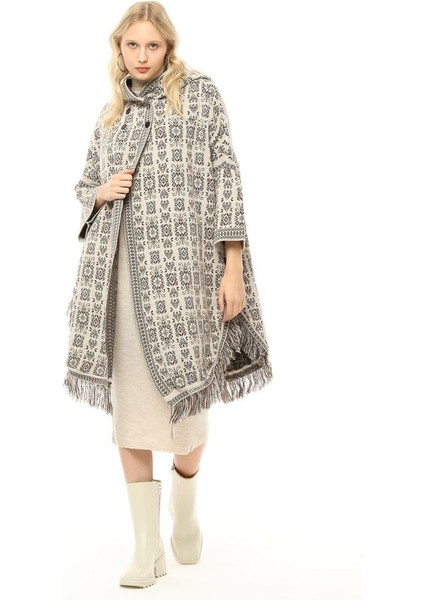 Kadın Kilim Desenli Kapüşonlu Çıtçıt Detaylı Oversize Şık Tasarımlı Kalın Panço modelleri