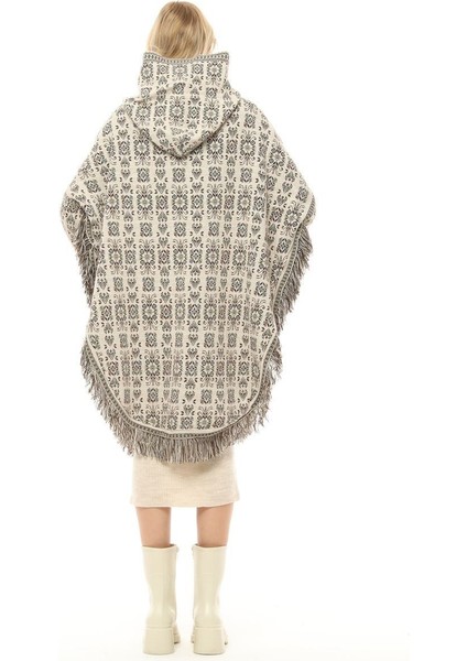 Kadın Kilim Desenli Kapüşonlu Çıtçıt Detaylı Oversize Şık Tasarımlı Kalın Panço indirimleri