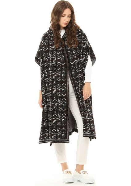 Kadın Kilim Desenli Kapüşonlu Çıtçıt Detaylı Oversize Şık Tasarımlı Kalın Panço