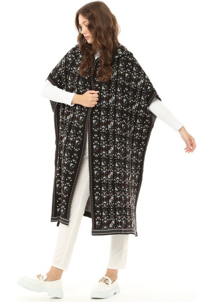 Kadın Kilim Desenli Kapüşonlu Çıtçıt Detaylı Oversize Şık Tasarımlı Kalın Panço