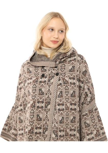 Kadın Kilim Desenli Kapüşonlu Çıtçıt Detaylı Oversize Şık Tasarımlı Kalın Panço