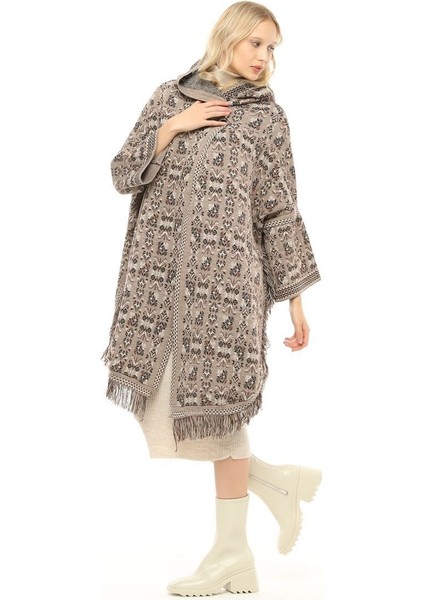 Kadın Kilim Desenli Kapüşonlu Çıtçıt Detaylı Oversize Şık Tasarımlı Kalın Panço
