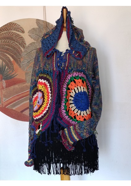 Kırçıllı Lacivert Yün Kapüşonlu Mandala Tığ Motif Monteli Patchwork Tasarım Hırka