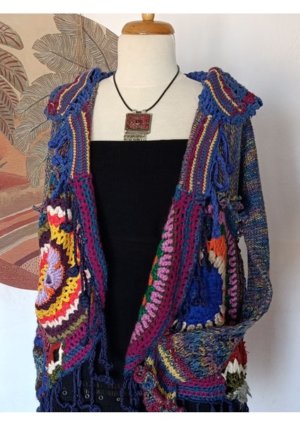 Kırçıllı Lacivert Yün Kapüşonlu Mandala Tığ Motif Monteli Patchwork Tasarım Hırka