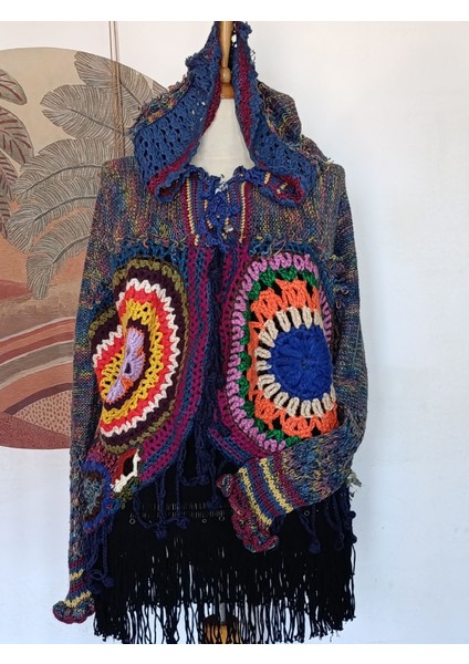 Kırçıllı Lacivert Yün Kapüşonlu Mandala Tığ Motif Monteli Patchwork Tasarım Hırka