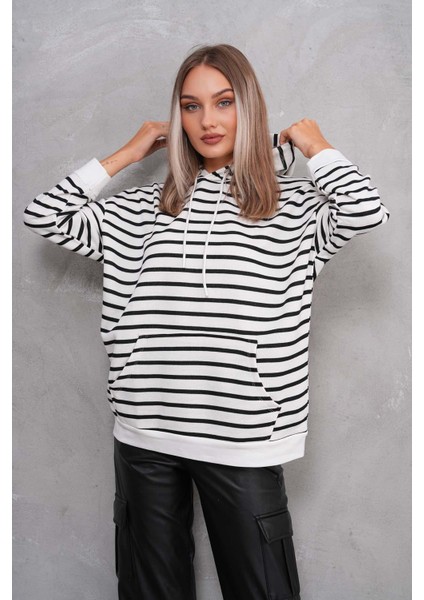 Kadın Çizgi Desenli Kanguru Cepli Kapüşonlu Iki Iplik Oversize Sweatshirt 245124 - modelleri