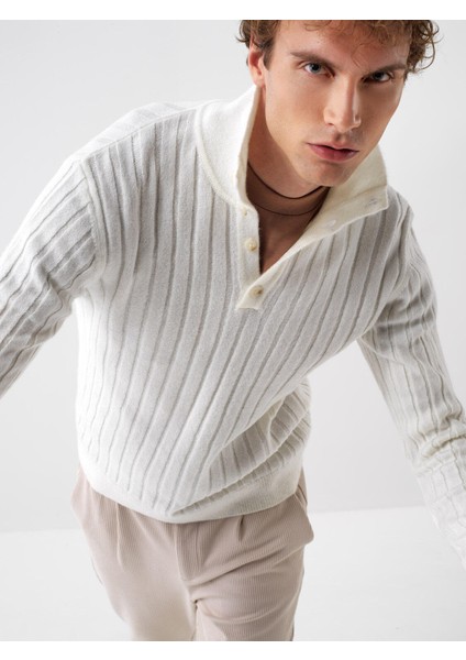 Erkek Ekru Yumuşak Dokulu Regular Fit Kazak fiyatları