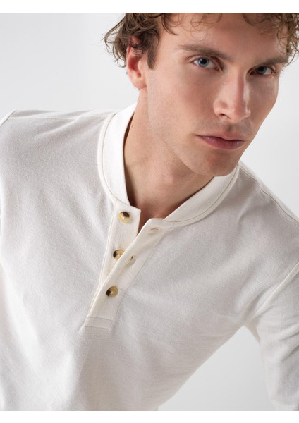 Erkek Ekru Pamuk Dokulu Regular Fit Uzun Kollu Tişört fiyatları