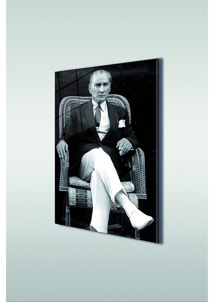 Atatürk Takım Elbiseli Siyah Beyaz Dikey Cam Tablo