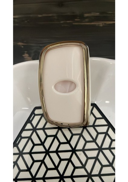 Lüx Hyundai Tucson Elentra Bayon Anahtarsız Çalıştırma Nano Anahtar Kılıfı Beyaz Gold Renk fiyatları