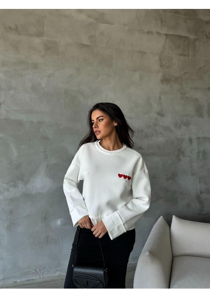 Kesik Biye Nakışlı Sweatshirt