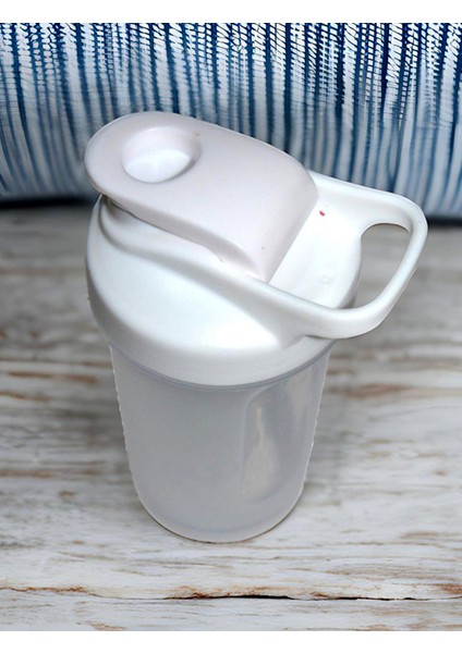 Taşınabilir Kulplu Kapaklı Su ve Çay Bardağı Plastik Kupa Bardak 500 ml modelleri