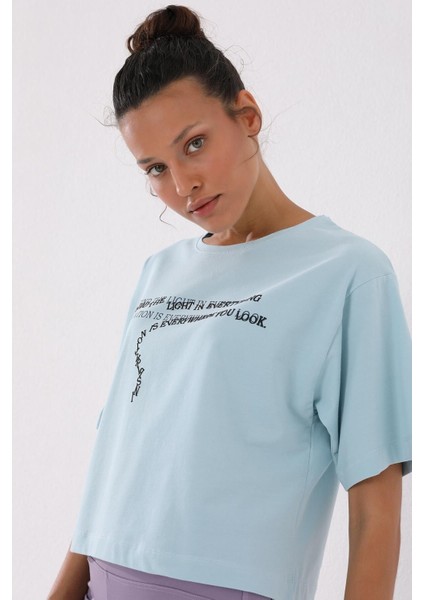 Açık Mavi Yazı Baskılı Kısa O Yaka Kadın Oversize T-Shirt - 97135