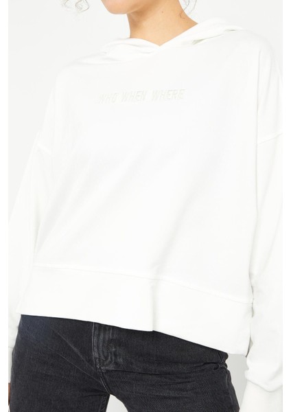 Ekru Yazı Nakışlı Kapüşonlu Basic Kadın Oversize Sweatshirt - 97164