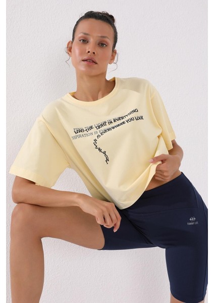 Açık Sarı Yazı Baskılı Kısa O Yaka Kadın Oversize T-Shirt - 97135