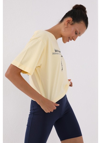 Açık Sarı Yazı Baskılı Kısa O Yaka Kadın Oversize T-Shirt - 97135