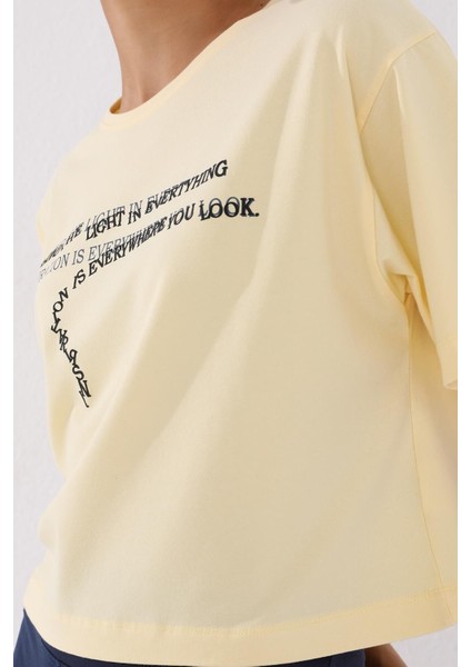Açık Sarı Yazı Baskılı Kısa O Yaka Kadın Oversize T-Shirt - 97135