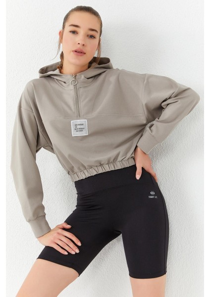 Koyu Bej Beli Büzgülü Kapüşonlu Yarım Fermuarlı Rahat Form Kadın Crop Top Sweatshirt - 97155