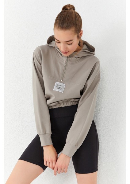 Koyu Bej Beli Büzgülü Kapüşonlu Yarım Fermuarlı Rahat Form Kadın Crop Top Sweatshirt - 97155