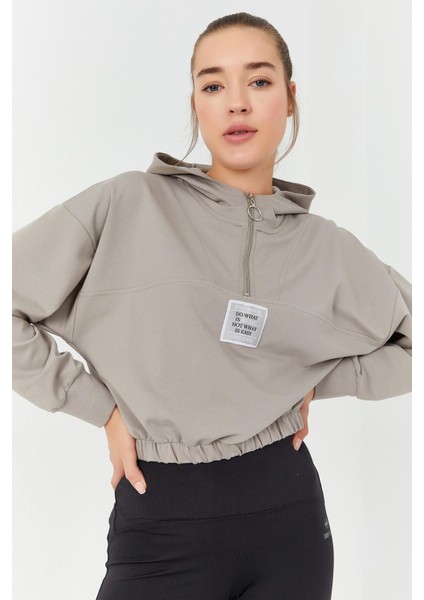 Koyu Bej Beli Büzgülü Kapüşonlu Yarım Fermuarlı Rahat Form Kadın Crop Top Sweatshirt - 97155