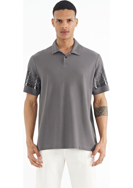 Koyu Gri Kol Baskı Detaylı Polo Yaka Standart Form Erkek T-shirt - 88240