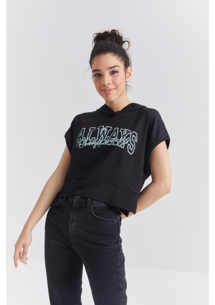 Siyah Yazı Baskılı Kapüşonlu Oversize Bürümcük Kumaş Kadın Crop Top T-Shirt - 97229