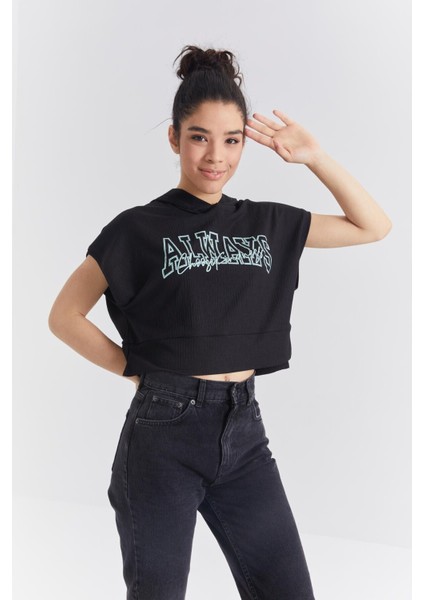 Siyah Yazı Baskılı Kapüşonlu Oversize Bürümcük Kumaş Kadın Crop Top T-Shirt - 97229