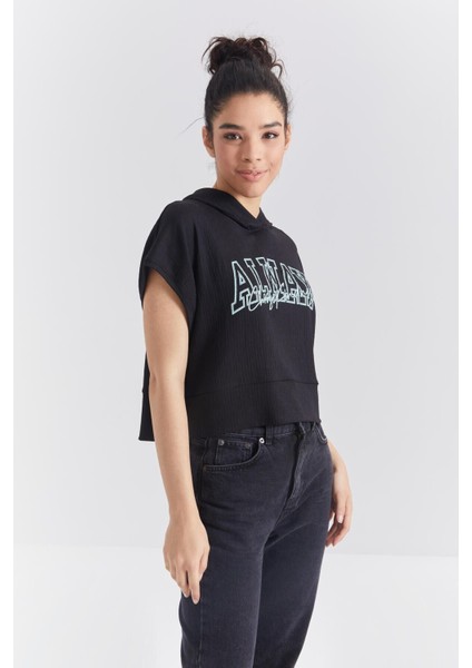 Siyah Yazı Baskılı Kapüşonlu Oversize Bürümcük Kumaş Kadın Crop Top T-Shirt - 97229