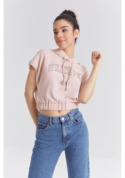 Somon Kapüşonlu Yazı Baskılı Beli Lastikli Bürümcük Kumaş Kadın Crop Top T-Shirt - 97230