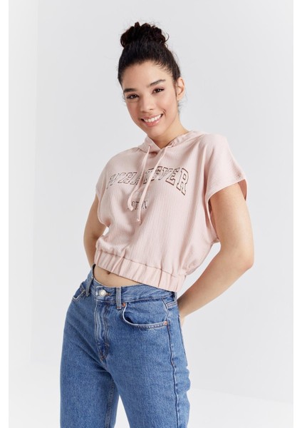 Somon Kapüşonlu Yazı Baskılı Beli Lastikli Bürümcük Kumaş Kadın Crop Top T-Shirt - 97230