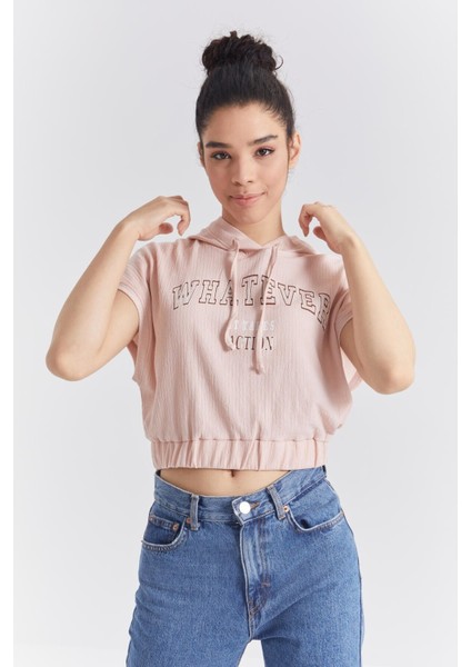 Somon Kapüşonlu Yazı Baskılı Beli Lastikli Bürümcük Kumaş Kadın Crop Top T-Shirt - 97230