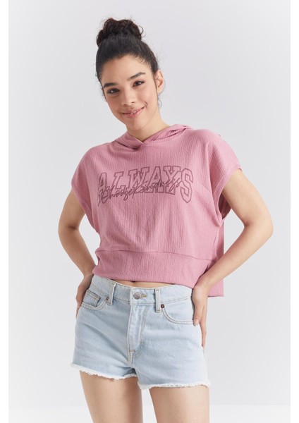 Gül Kurusu Yazı Baskılı Kapüşonlu Oversize Bürümcük Kumaş Kadın Crop Top T-Shirt - 97229