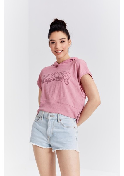 Gül Kurusu Yazı Baskılı Kapüşonlu Oversize Bürümcük Kumaş Kadın Crop Top T-Shirt - 97229