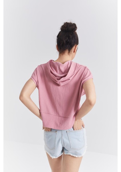 Gül Kurusu Yazı Baskılı Kapüşonlu Oversize Bürümcük Kumaş Kadın Crop Top T-Shirt - 97229