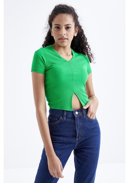 Yeşil Basic Önü Yırtmaçlı V Yaka Kadın Crop Top T-Shirt - 97206