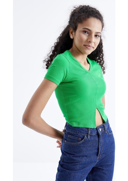 Yeşil Basic Önü Yırtmaçlı V Yaka Kadın Crop Top T-Shirt - 97206