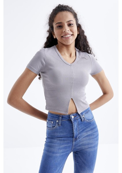 Gri Basic Önü Yırtmaçlı V Yaka Kadın Crop Top T-Shirt - 97206