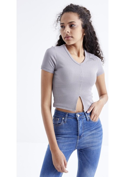 Gri Basic Önü Yırtmaçlı V Yaka Kadın Crop Top T-Shirt - 97206