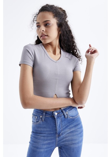 Gri Basic Önü Yırtmaçlı V Yaka Kadın Crop Top T-Shirt - 97206