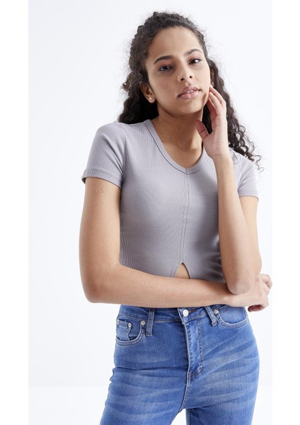 Gri Basic Önü Yırtmaçlı V Yaka Kadın Crop Top T-Shirt - 97206