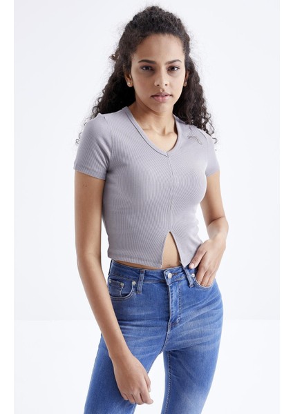 Gri Basic Önü Yırtmaçlı V Yaka Kadın Crop Top T-Shirt - 97206