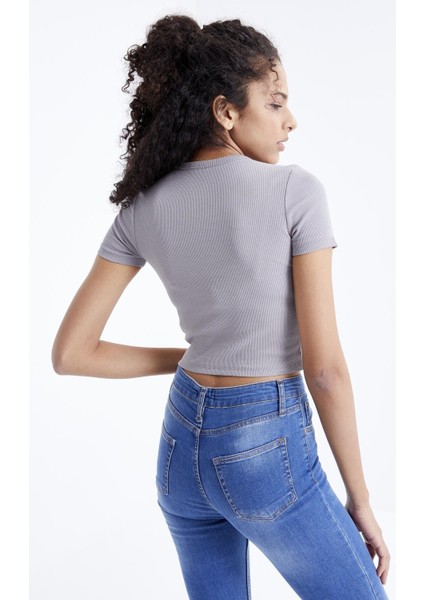 Gri Basic Önü Yırtmaçlı V Yaka Kadın Crop Top T-Shirt - 97206