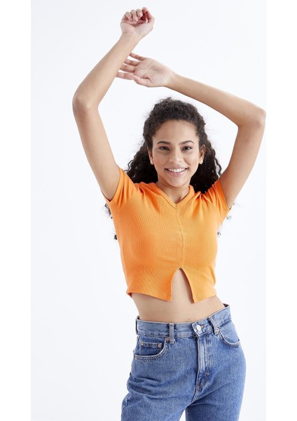 Oranj Basic Önü Yırtmaçlı V Yaka Kadın Crop Top T-Shirt - 97206